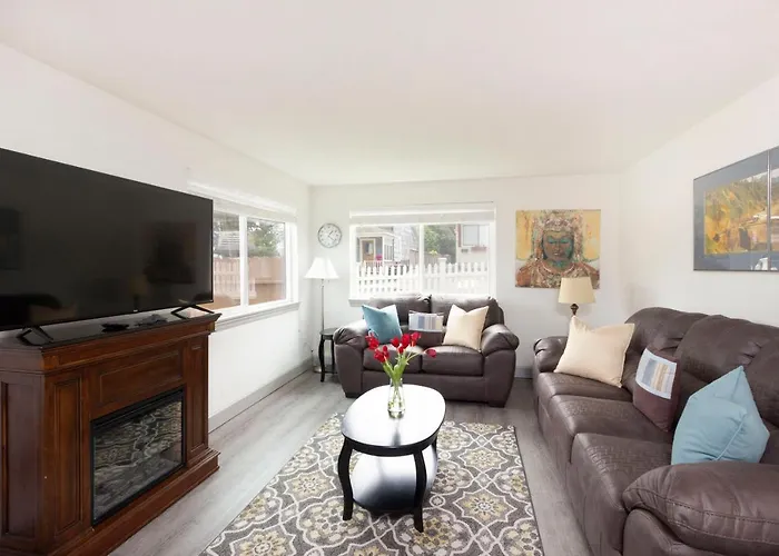 WALK TO BEACH 3BR 2BTH plus sofa bed GROUND LEVEL condo