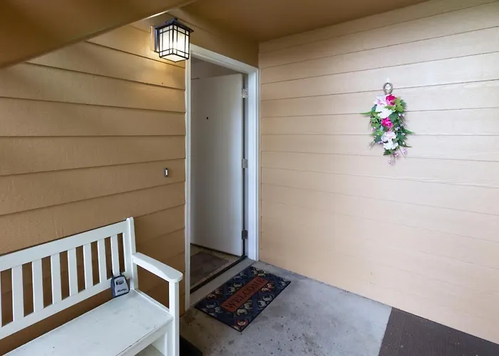 WALK TO BEACH 3BR 2BTH plus sofa bed GROUND LEVEL condo