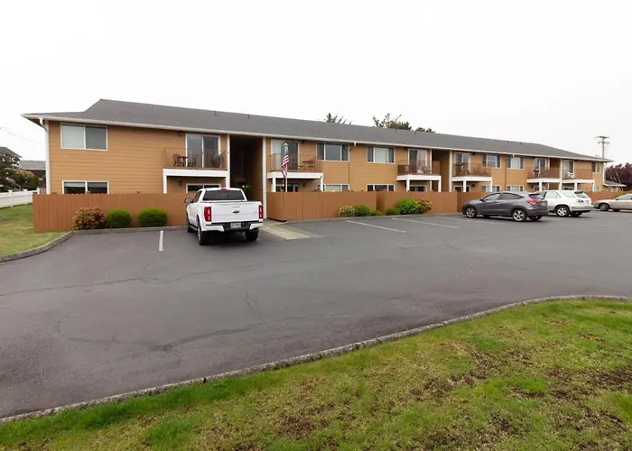 WALK TO BEACH 3BR 2BTH plus sofa bed GROUND LEVEL condo