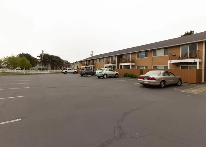 WALK TO BEACH 3BR 2BTH plus sofa bed GROUND LEVEL condo