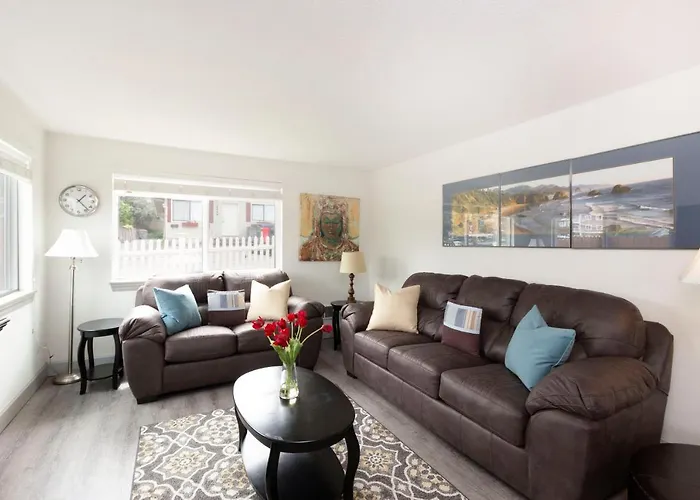 WALK TO BEACH&CITY CENTER, 3bed&sofa bed GROUND LEVEL condo